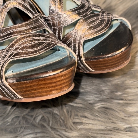 EUC Anthropologie Seychelles Worth It Silver Metallic Wedge Sandals Size 9.5 - Picture 9 of 10